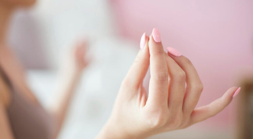 How to apply press on nails at home (step-by-step)