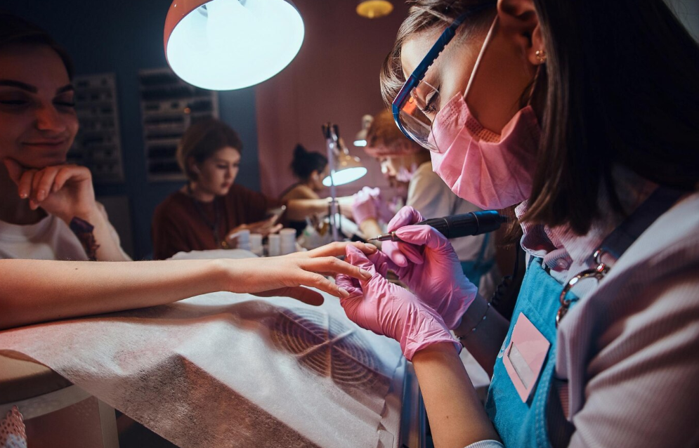 Press-on nails vs acrylics – pros, cons, and differences