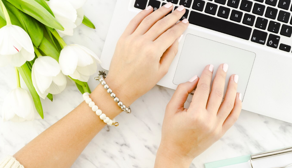 Press-on nails vs acrylics – pros, cons, and differences